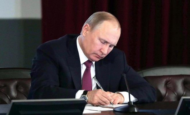 Путин подписал закон о борьбе с "черными кредиторами"